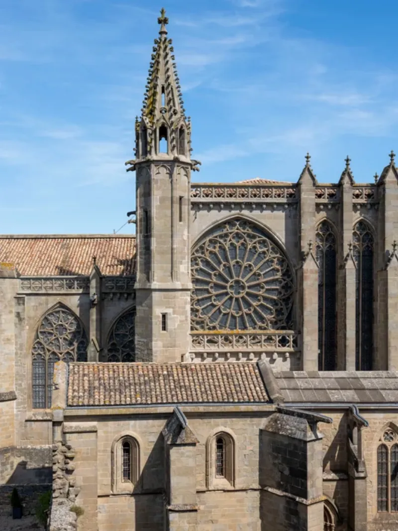 Chantier de reconstruction de Notre-Dame de Paris avec fidélité architecturale